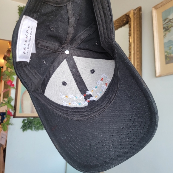 FRIENDS Baseball Cap in black - Picture 7 of 7